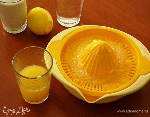 Выдавите стакан апельсинового сока.