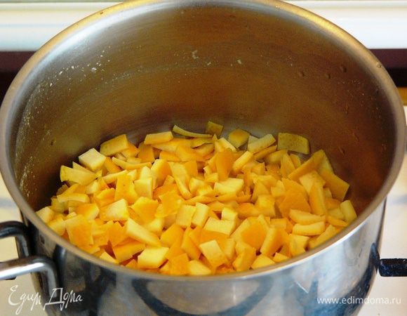 Слейте воду с корок.