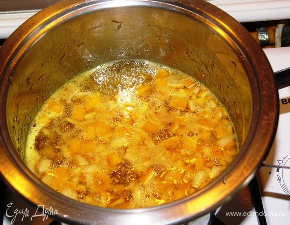 Добавьте в кипящий сироп апельсиновые корки и сок 1/4 лимона.