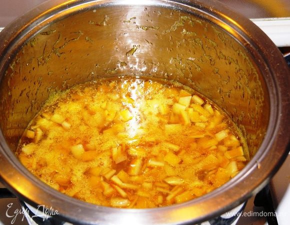 Варите на среднем огне до загустения. У меня на это ушло 35 минут. Даже на фото заметно, как изменилась консистенция варенья.