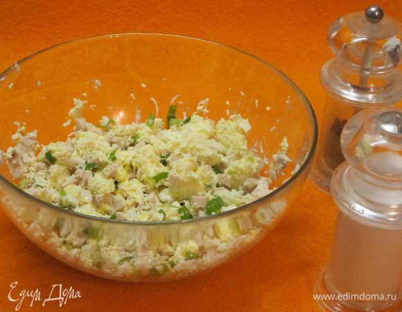 Молоки, яйца, сыр и зеленый лук перемешать.