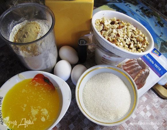 Используем стакан емкостью 250 мл.
Масло необходимо растопить. Орехи измельчить, но не в крошку. К муке добавить, ванилин, разрыхлитель и цедру. Если мед твердый, растопить его в микроволновке или на водяной бане.
Кстати, мёд удобно растапливать вместе со сливочным маслом.