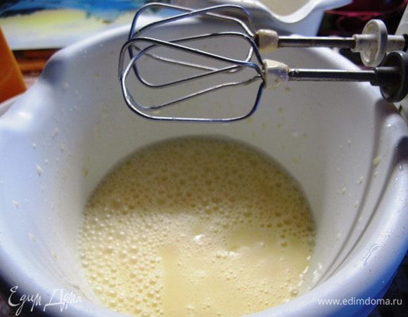 Яйца взбить с сахарным песком до его растворения. Продолжая взбивать, добавить растопленное масло, сметану, мед.