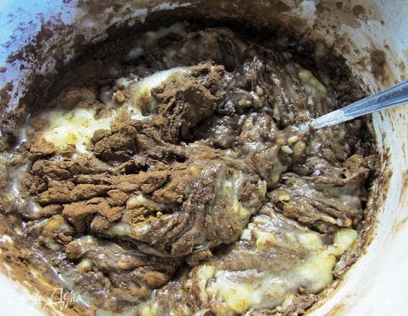 Начинаем постепенно подсыпать муку. Добавляем какао, орехи, специи.