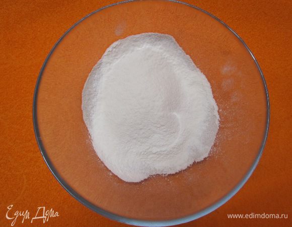 Смешать с просеянной пшеничной мукой, всыпать соль.