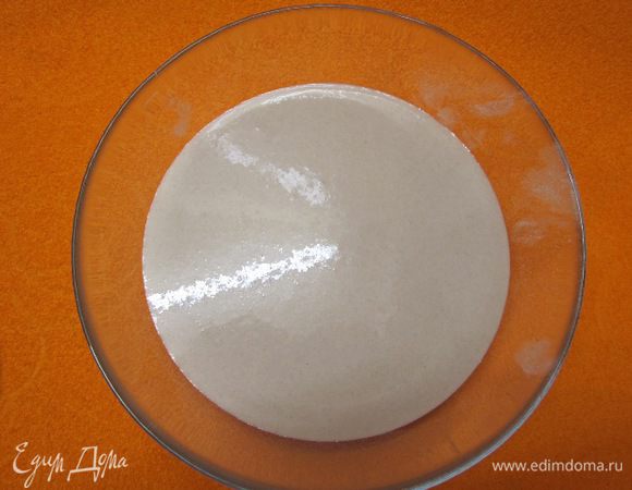 Влить теплое молоко и воду небольшими порциями, перемешать блендером.