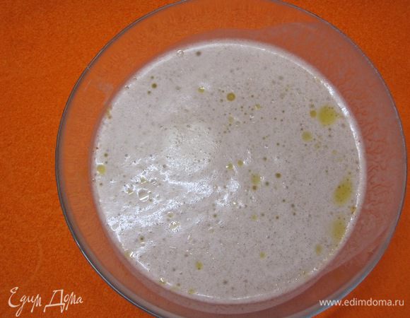 Добавить яйца в тесто, всыпать сахар, влить 1 ст. л. растительного масла, 1 ст. л. растопленного сливочного масла.