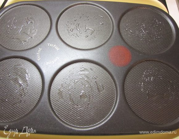 Блинницу или сковороду смазать растительным маслом.