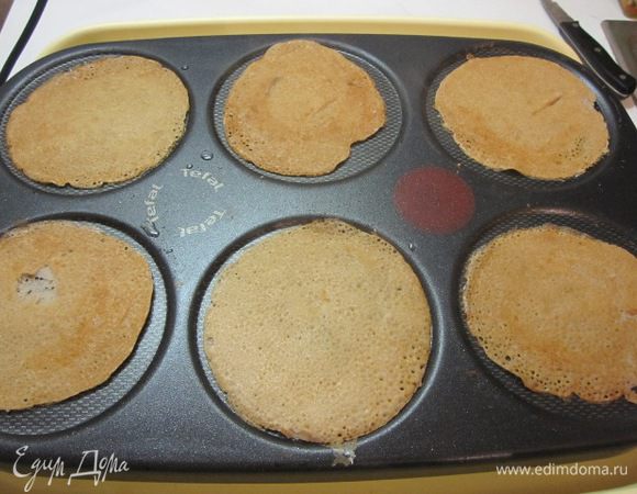 Налить тесто на блинницу.