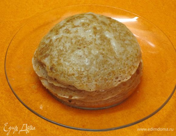 Смазать блинчики растопленным сливочным маслом.