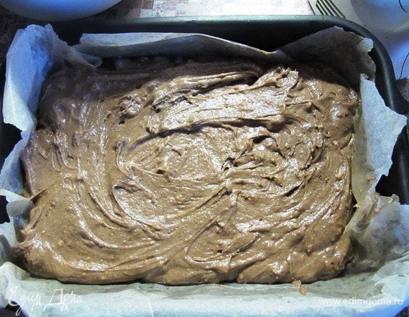 Тесто получается довольно густое. На противень кладем бумагу для выпечки, смазанную маслом, и на нее выкладываем тесто. В процессе выпечки оно поднимается примерно в два раза, или чуть больше. При охлаждении слегка осядет.