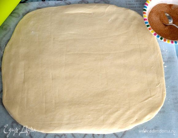 Выложить его на рабочую поверхность на лист пекарской бумаги и раскатать в прямоугольник. Толщина пласта 0.5 см. 