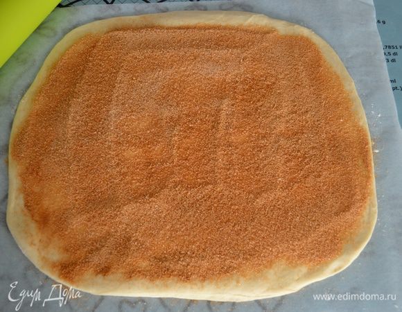 Для начинки смешать сахар и корицу. Посыпать этой смесью равномерно тесто.