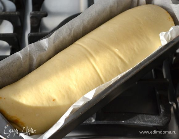 Выложить полученный рулет в форму для кексов (для хлеба), накрыть полотенцем и оставить на 30 минут. Духовку тем временем разогреть до 190°С.