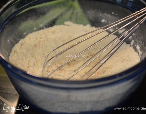 Смешать муку, кукурузную муку, овсяные хлопья быстрого приготовления, сахар, разрыхлитель и пищевую соду, мускатный орех, соль.