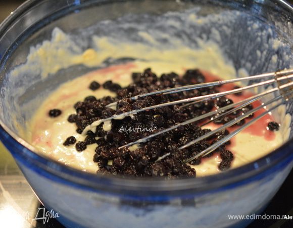 В другом блюде смешать кефир, яйцо, растительное масло, ванилин. Добавить смешанные сухие ингредиенты. Смешать без усердия, тесто будет комочками. Дать постоять 15 минут. 
Ягоды у меня замороженные, слегка были покрыты льдом, поэтому я промыла под водой, чтобы не было лишней жидкости. Добавить в тесто и аккуратно перемешать.
