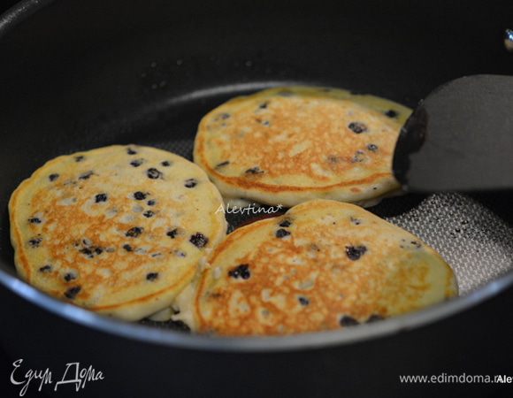 Сковороду разогреть, слегка смазать маслом. Вылить тесто порциями и выпекать с обеих сторон до румяности, раз перевернув.