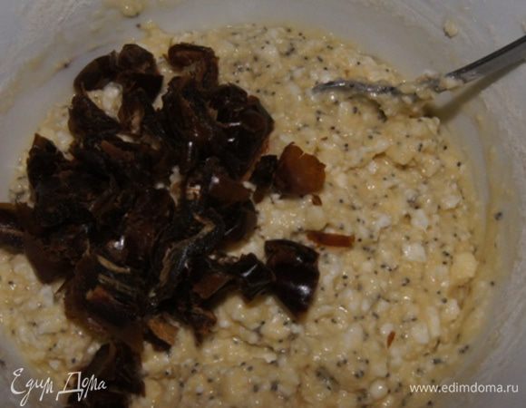 Финики освободить от косточек и нарезать кубиками. Ввести в тесто.