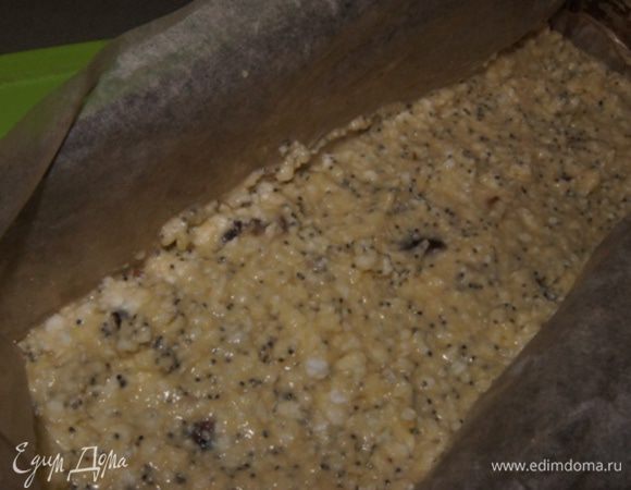 Форму для запекания выстелить бумагой для выпечки и смазать маслом. Разровнять тесто и поставить в разогретую духовку на 30 минут. Проверить готовность кекса можно, проткнув серединку лучинкой, если палочка сухая - кекс готов.