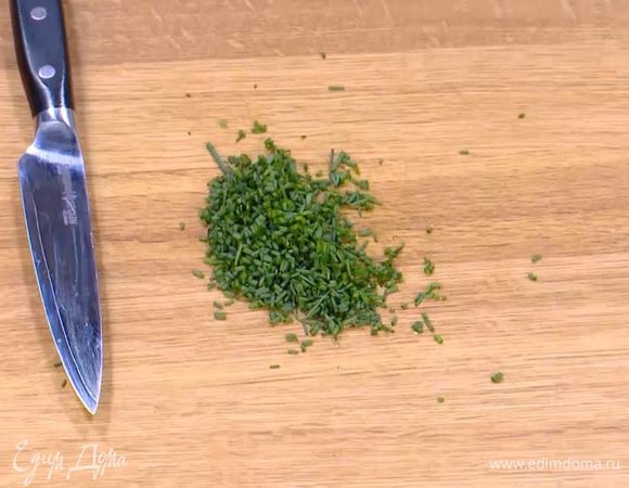 Шнитт-лук мелко порубить.