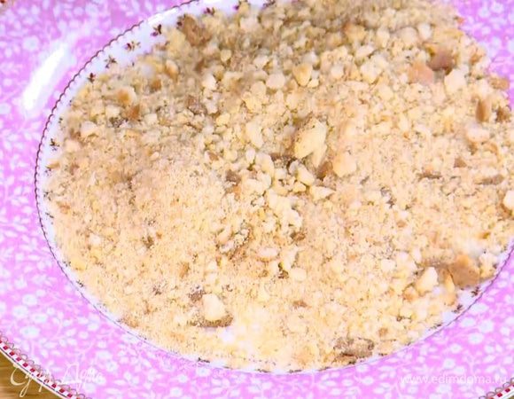 Сухари измельчить в блендере в крошку.