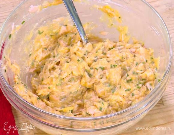 Семгу разобрать на маленькие кусочки, слегка размять вилкой, добавить батат, яйцо, шнитт-лук, все посолить, поперчить и перемешать.