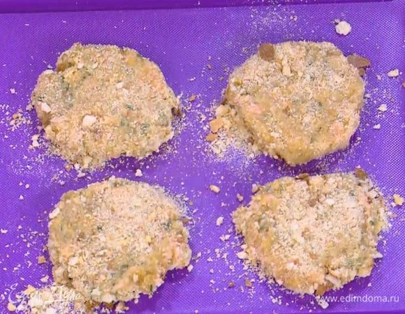 Сформировать из картофельно-рыбной массы биточки и обвалять их в измельченных сухарях.
