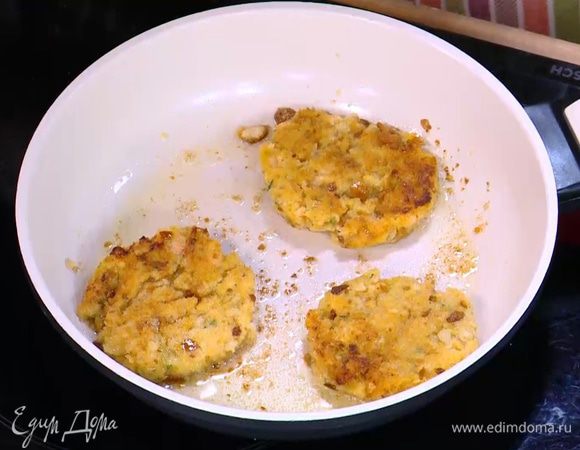 Разогреть в сковороде оставшееся оливковое масло и обжарить биточки с двух сторон до золотистой корочки.