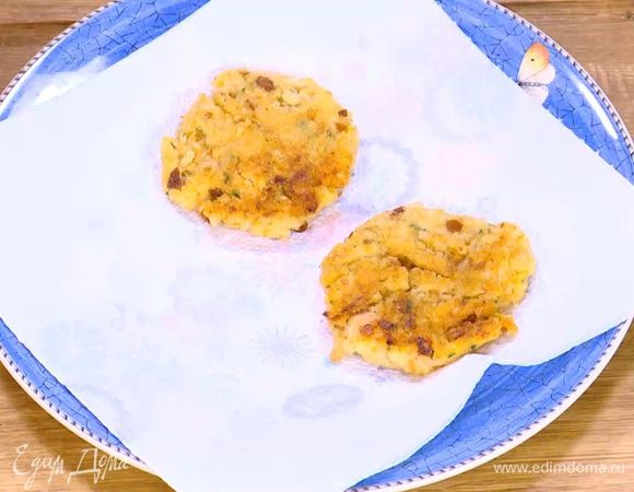 Готовые биточки выложить на бумажное полотенце, чтобы удалить излишки жира.