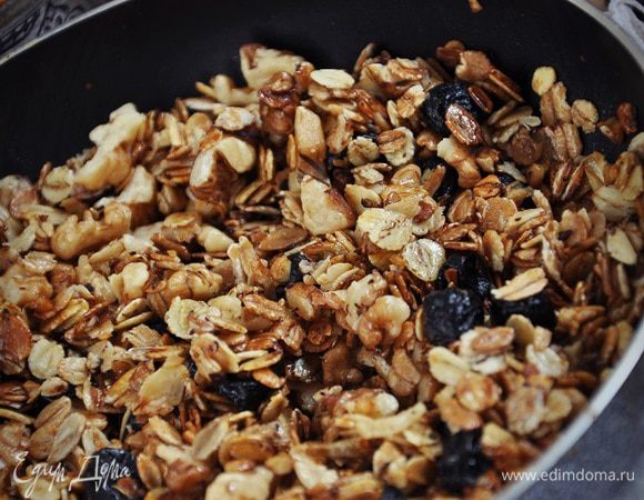 Добавить изюм и орехи, мед, тщательно перемешать. Остудить и подавать к столу. 
