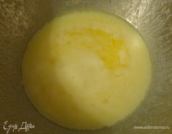 Растопить сливочное масло и дать ему остыть.