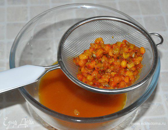 Протереть пюре через сито и переложить в сотейник.