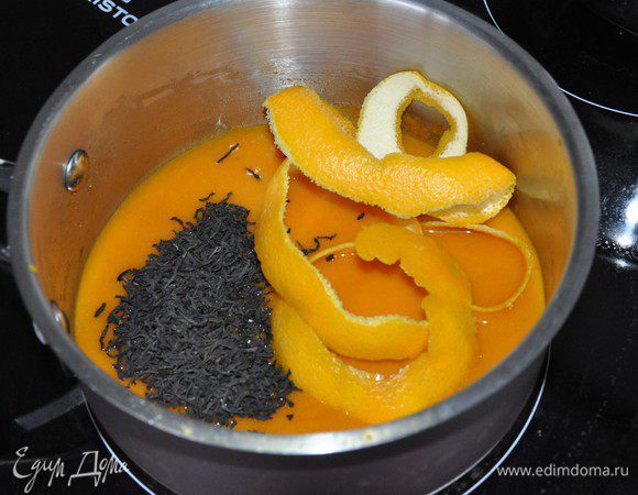 Апельсин хорошо помыть и снять цедру лентой (только оранжевую часть). 
В сотейнике соединить грушево-облепиховое пюре, сахар, столовую ложку без горки черного листового чая и апельсиновую цедру. 
Залить кипятком. Довести до кипения. Перемешать и накрыть крышкой. Хорошо укутать сотейник и дать настояться 7-10 минут.
