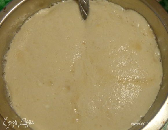 В чуть теплом молоке растворить дрожжи, сахар и добавить ложку муки. Размешать. Дать опаре подойти.