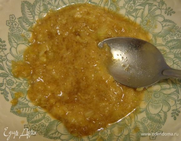 Почистить и раздавить чеснок, добавить соевый соус и соль. Погасить соду уксусом и добавить в смесь.