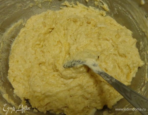 Смешать масло, чесночную смесь и муку. Получится довольно жидкое тесто. Муку не добавлять!