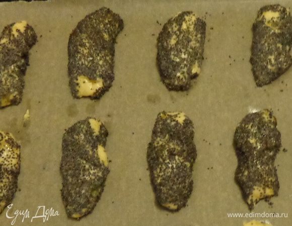 От готового теста отрывать кусочки величиной с грецкий орех, придавая им продолговатую форму . Каждый кусочек обвалять в маке... 