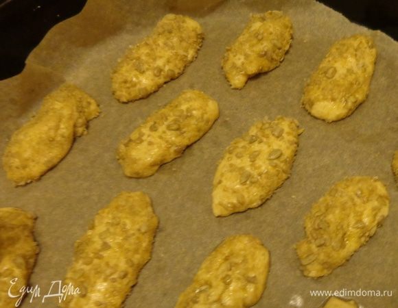 ...или толченых семечках. Печь при 180°С минут 25 до золотистости.