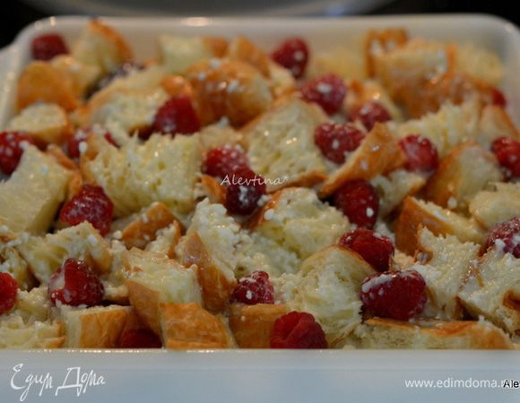 Добавить сливочно-молочную смесь в круассаны. Дать постоять 20 минут.
Поставить в разогретую духовку на 35 минут.