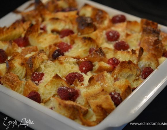 Посыпать по желанию сахарной пудрой и подаем , разрезав на порции в теплом виде. 