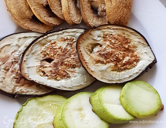 Выложить на блюдо, полить оливковым маслом.