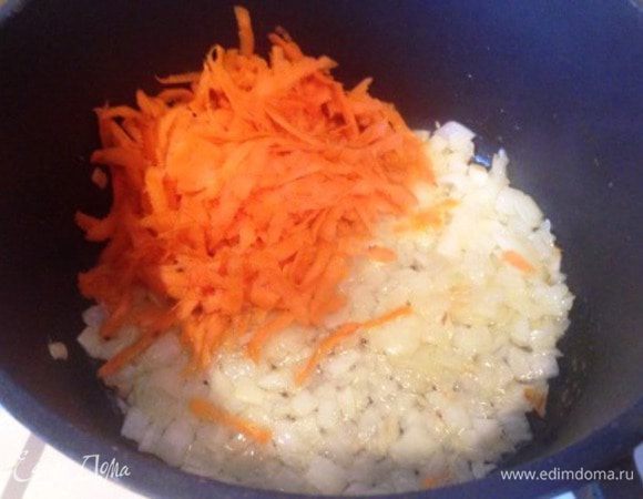 Обжарить лук до прозрачности, добавить морковь, довести до готовности.
