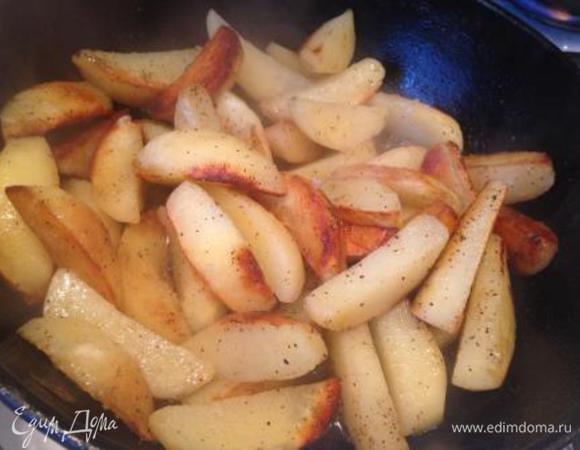 Тем временем, почистить и порезать на 6 частей картофель.
Пожарить на сковороде до полуготовности. Посолить, поперчить.