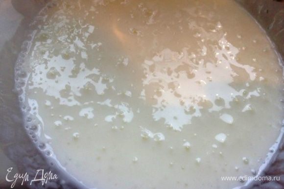 Пока жарится картофель, сделать нудли. Кефир влить в миску, добавить соду и соль, перемешать.