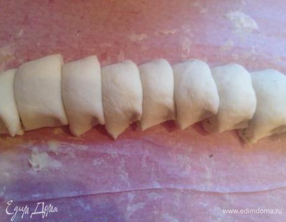 Скрутить в рулет и разрезать на части, примерно по 1,5 см.