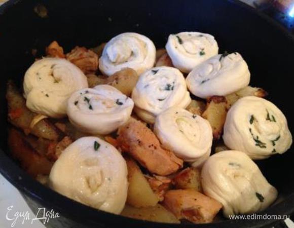 На готовое мясо выложить картофель, сверху нудли, добавить воды и тушить все вместе под крышкой минут 15-20.