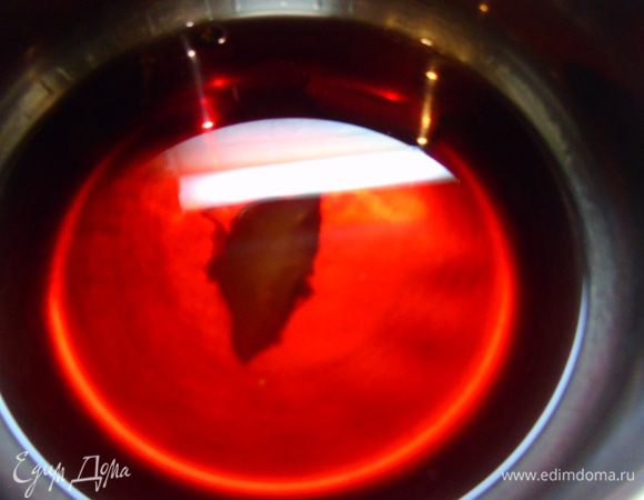 В вино добавьте специи, корицу, мед, перец душистый и гвоздику. Я в этот раз готовила 1/4 часть, только для себя любимой, и вино мое домашнее, вот такое красивое. Доведите до кипения и проварите несколько минут.