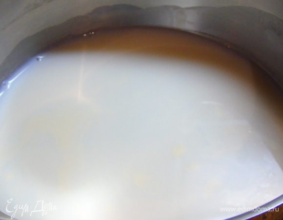 В отдельной посуде доведите до кипения молоко.