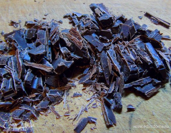 Шоколад порубите. 