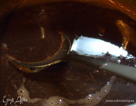 Добавьте шоколад в горячее молоко и мешайте до полного растворения шоколада.